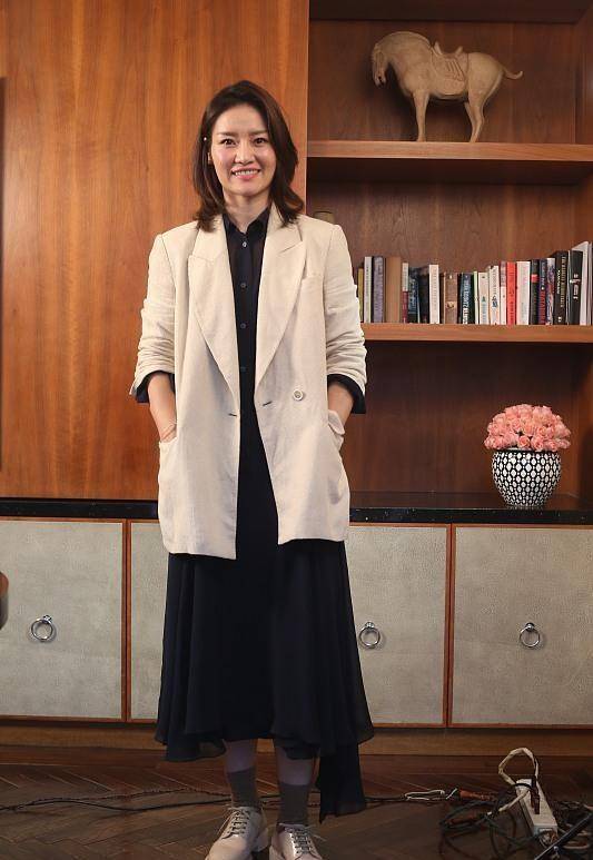 李娜 朱婷穿上了西装,网友:“太像模特了”,同框李娜对比更明显