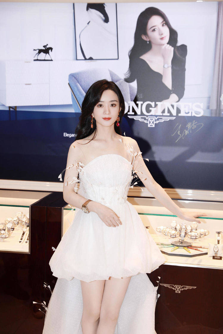 时尚女孩 简单的白衬衫在搭配了吊带外裙之后就变得层次感十足