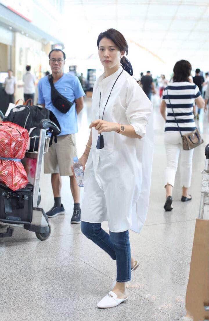 牛仔 袁咏仪携张智霖走机场,穿牛仔外套显瘦又显年轻,真不像是71年的