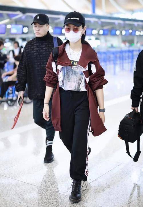 周笔畅 女歌手太霸气,运动外套穿出风衣的气质,真是气质女神