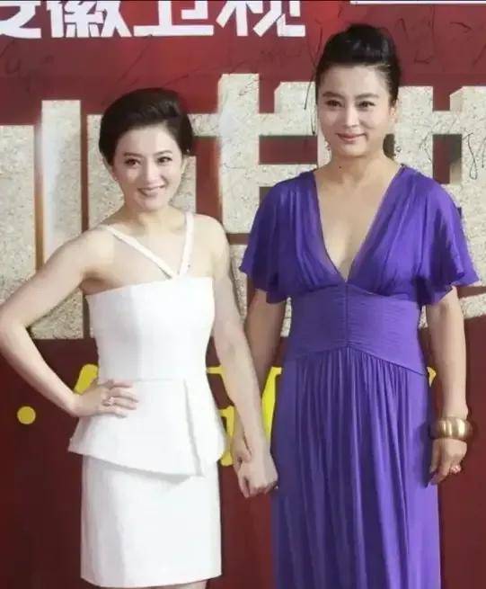 短裙 铭身穿白色连衣裙,上身是吊带,下身是短裙,搭配一双浅色高跟鞋