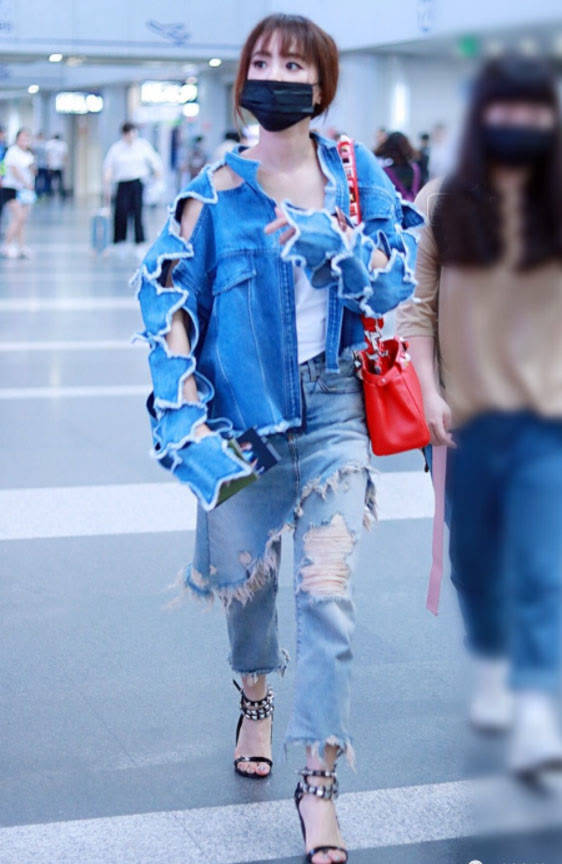 个性 蔡依林：衣服裤子全是洞？内搭吊带刷新了三观，个性风格好抢眼！
