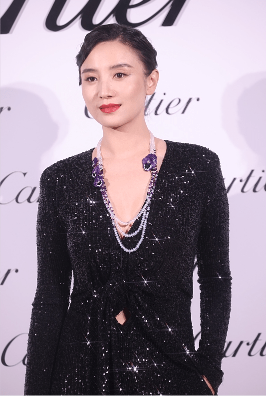 黑色 宋佳的服装造型美得不像话，就是头发太贴头皮了，有点显“头大”