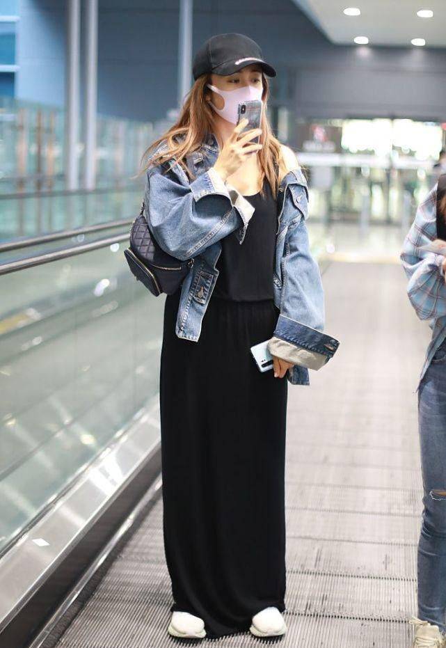 姐俩 刘芸和妈妈怎么跟姐俩似的？妈妈穿得挺嫩的，她却走复古风