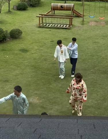 青春|门面粉丝互撕，设定、周边又陷抄袭？杨洋、范丞丞粉丝又互撕