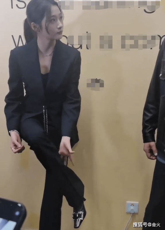 员工关晓彤和胡军为新剧做宣传，帮员工化妆超专业，现场分享瘦腿秘诀