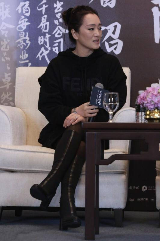 身材 巩俐穿连帽卫衣裙现身，脸上凹坑难掩沧桑，坦然接受容颜的衰老！