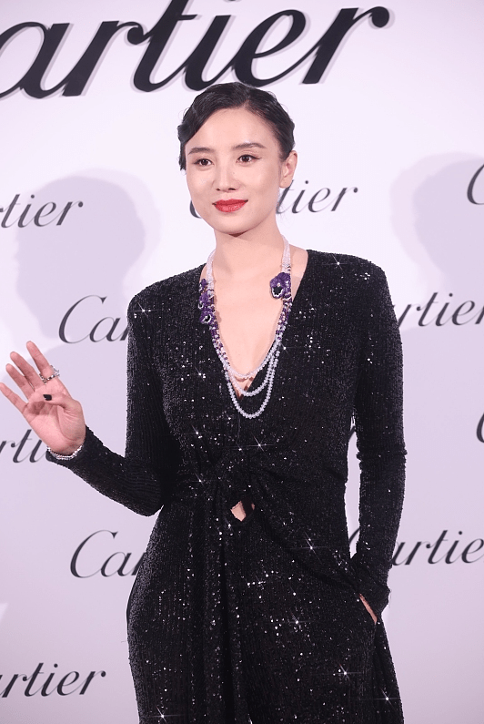 黑色 宋佳的服装造型美得不像话，就是头发太贴头皮了，有点显“头大”