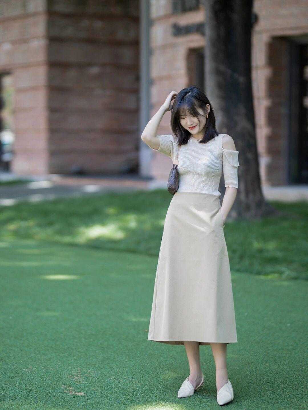 图片 秋冬的半身裙这样穿,时髦百搭又显气质,普通女生也能驾驭