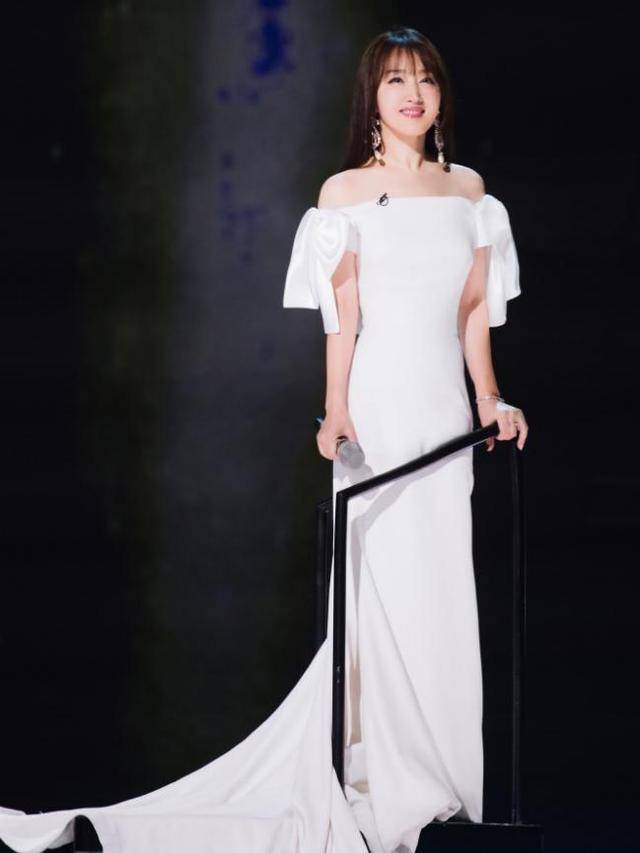 整体 杨钰莹不是装嫩是真嫩，穿黄色连衣裙活力减龄，看着像18岁少女