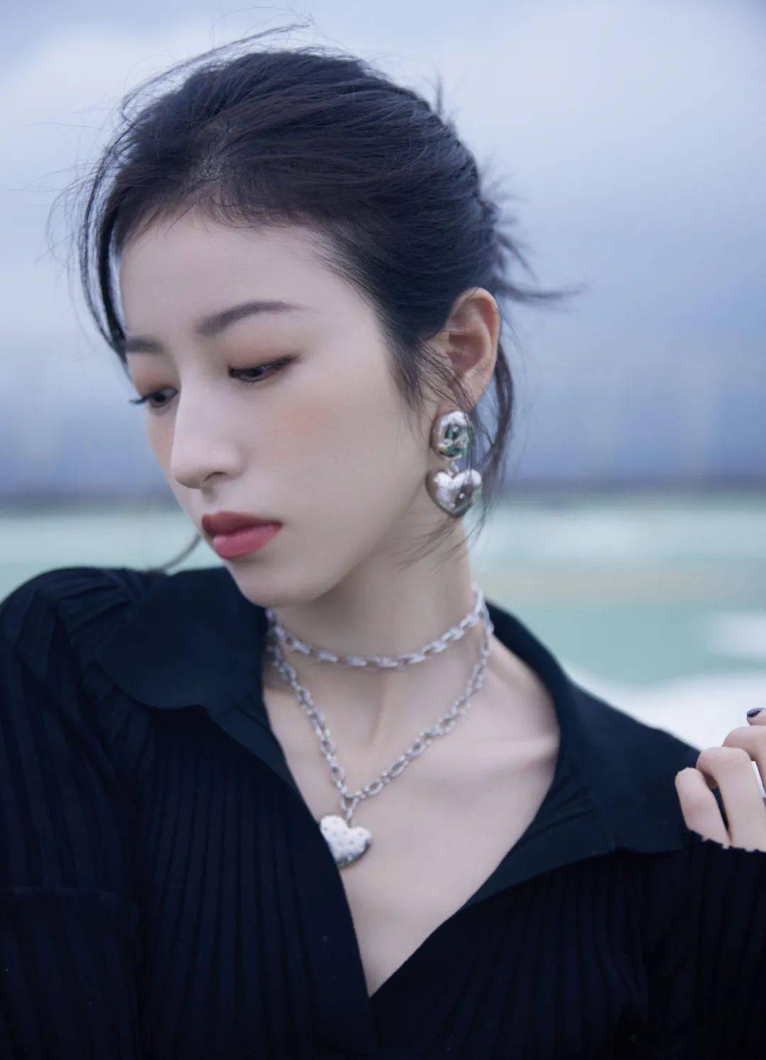 链条 看明星如何在沉闷厚重的的秋冬服饰中穿出亮点