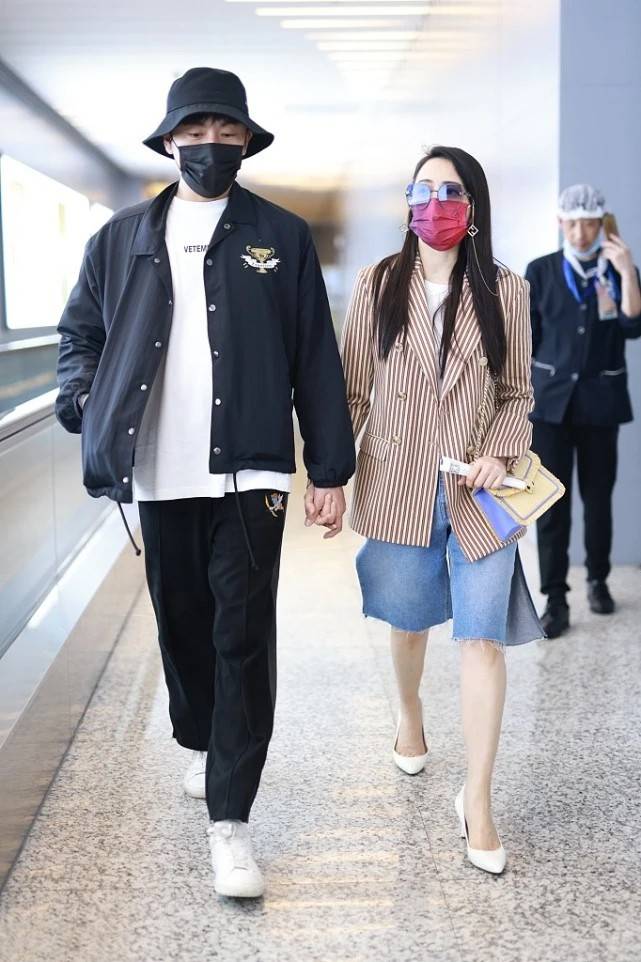 西装 52岁伊能静和42岁秦昊走机场,两人各穿各的,这造型看起来真不搭