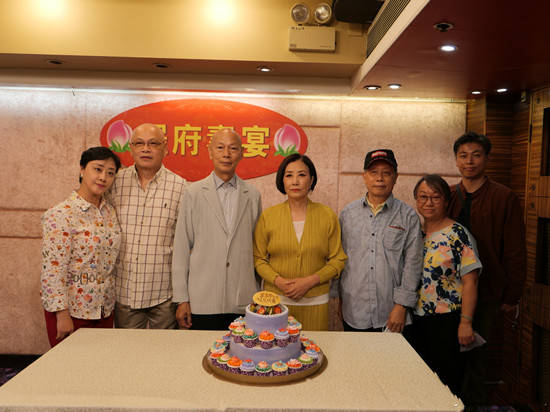 年龄 TVB老戏骨汪明荃逛菜场无人识，穿衬衫戴帽，熟练推车似社区大妈