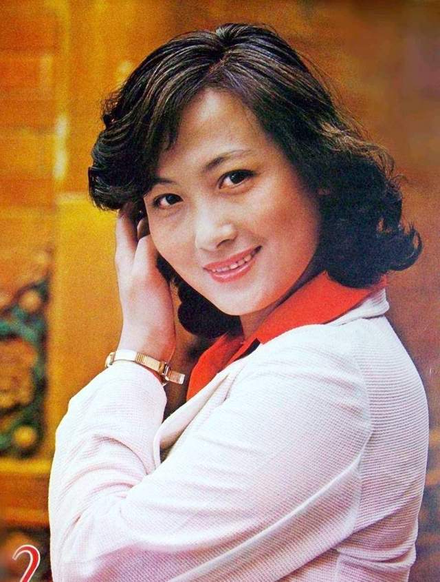 美女程晓英,当年齐名刘晓庆,却当红时息影,如今74岁近照曝光,优雅知性