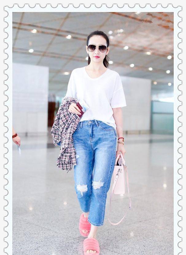 才知 当36岁王鸥和44岁周迅同穿白T配仔裤，才知素颜和美颜差距有多大