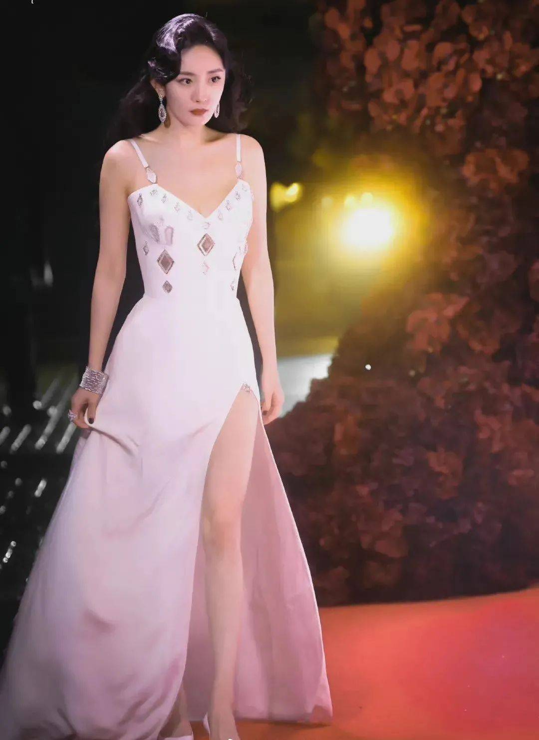 拉锯战女明星红毯拉锯战，三套高定、三套超季，从礼服看出咖位