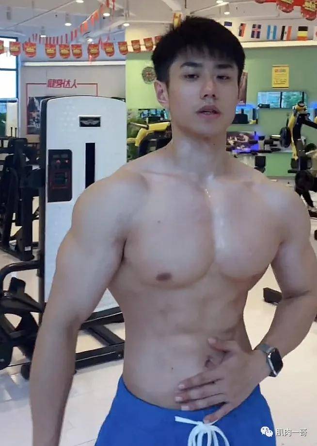 教练180cm重庆健身教练爆红网络，颜值肌肉太可了
