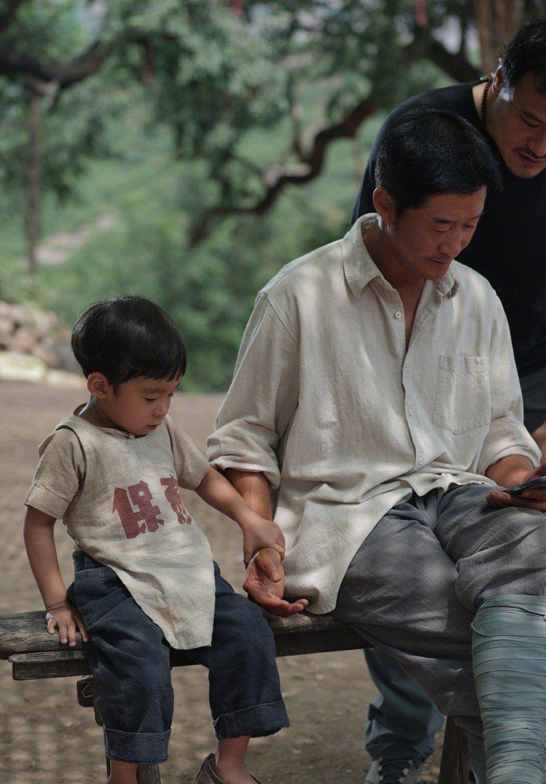 小孩|原来吴京的儿子也出演了《父辈》，要是谢楠没发文估计没人会发现