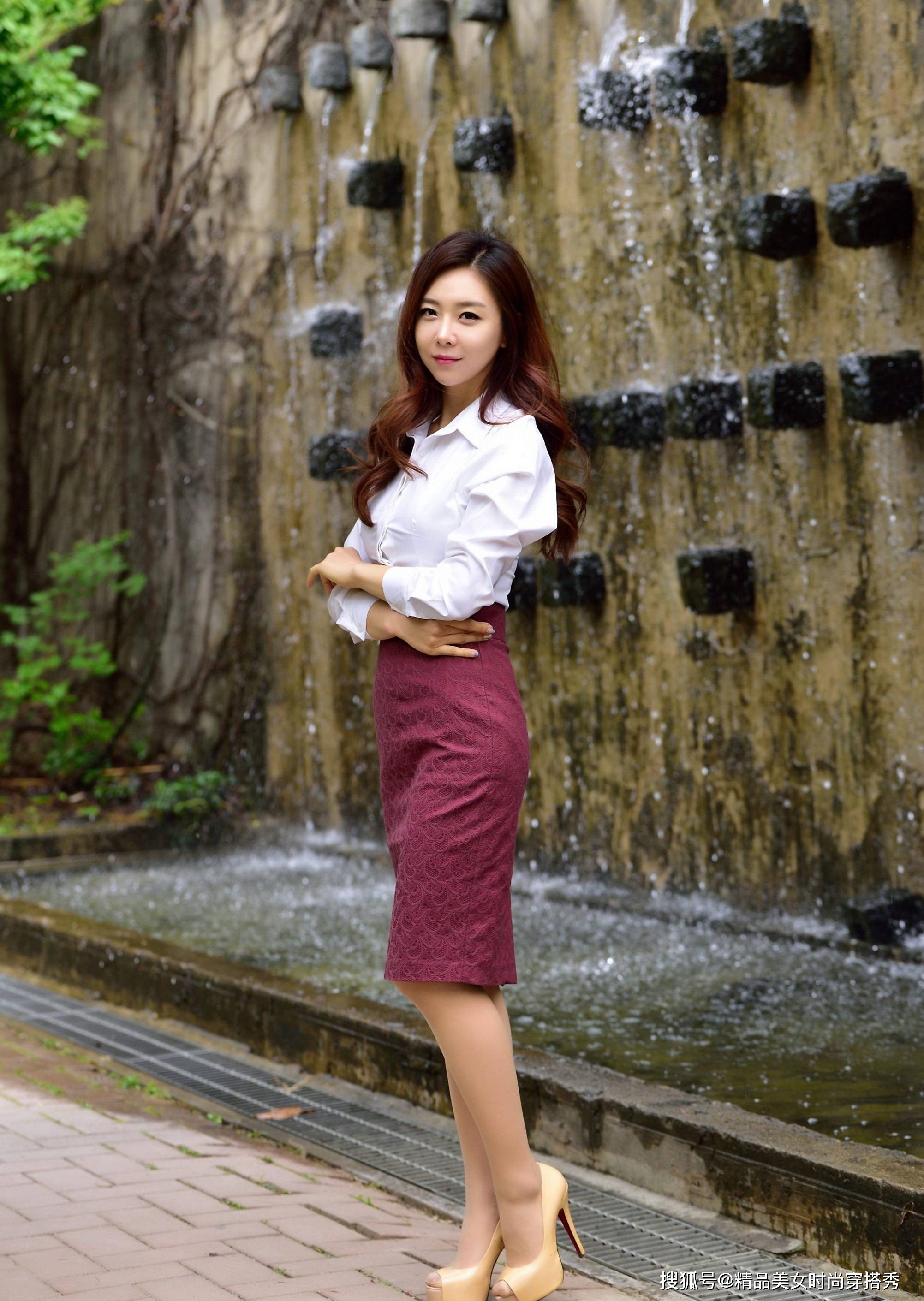 长度 白色衬衫搭配高腰的枣红色半身裙,时尚吸睛,走起路来优雅从容
