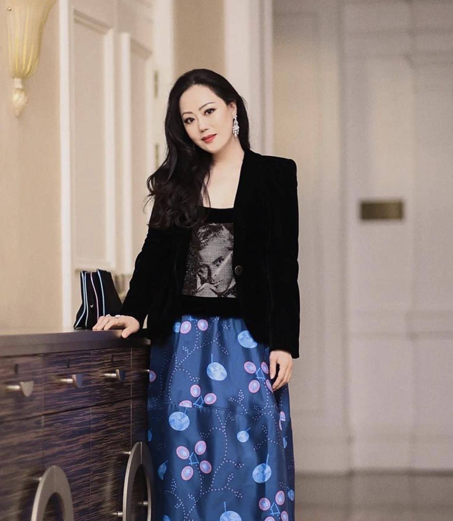 章小蕙出席活动贵气逼人,戴巨型钻戒穿抹胸装,直言90岁也这么穿_生活