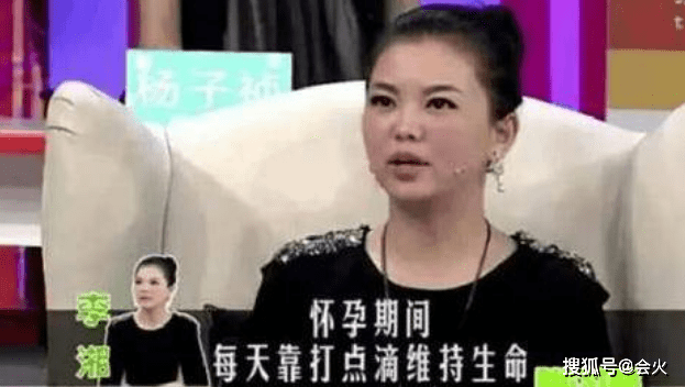 李湘李湘12岁女儿近照瘦一圈！浓眉大眼下巴溜尖，身形匀称打扮太贵气