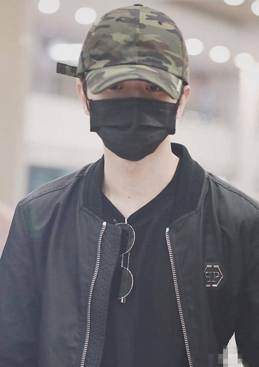 黑色 蔡徐坤现身，这样的搭配特别显老气，像个大叔了！