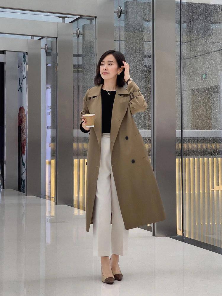 配饰 建议奔三奔四的女性多穿“风衣”，搭配牛仔裤、打底裤，简约高级