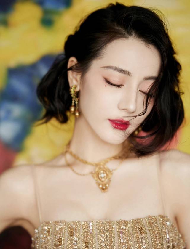 廓形 热巴靠身材赢过杨幂!穿“黄金礼服”高调亮相,美成内娱天花板