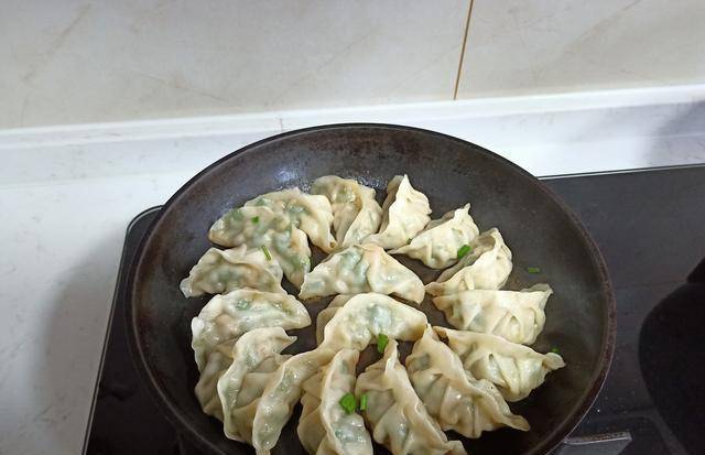 做法|想吃煎饺不用买，快来跟我学，底脆香馅多汁，每1步诀窍都告诉您