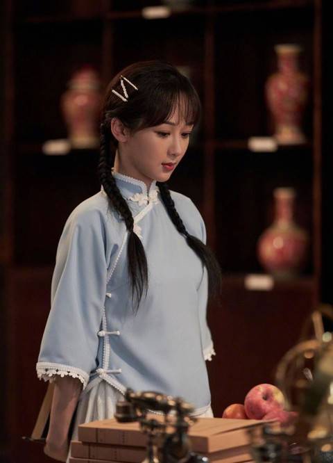 夏雪|杨紫晒库存自拍照,不受《余生》延期的影响:出名很早,未来很长2