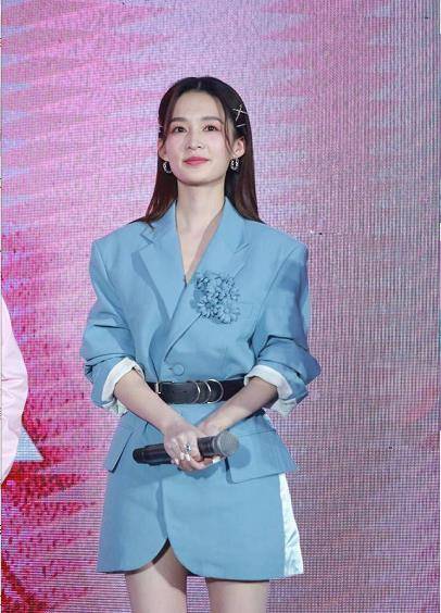 身材 李沁又美出圈了,穿西装裙像邻家少女,腰细腿长很抢镜
