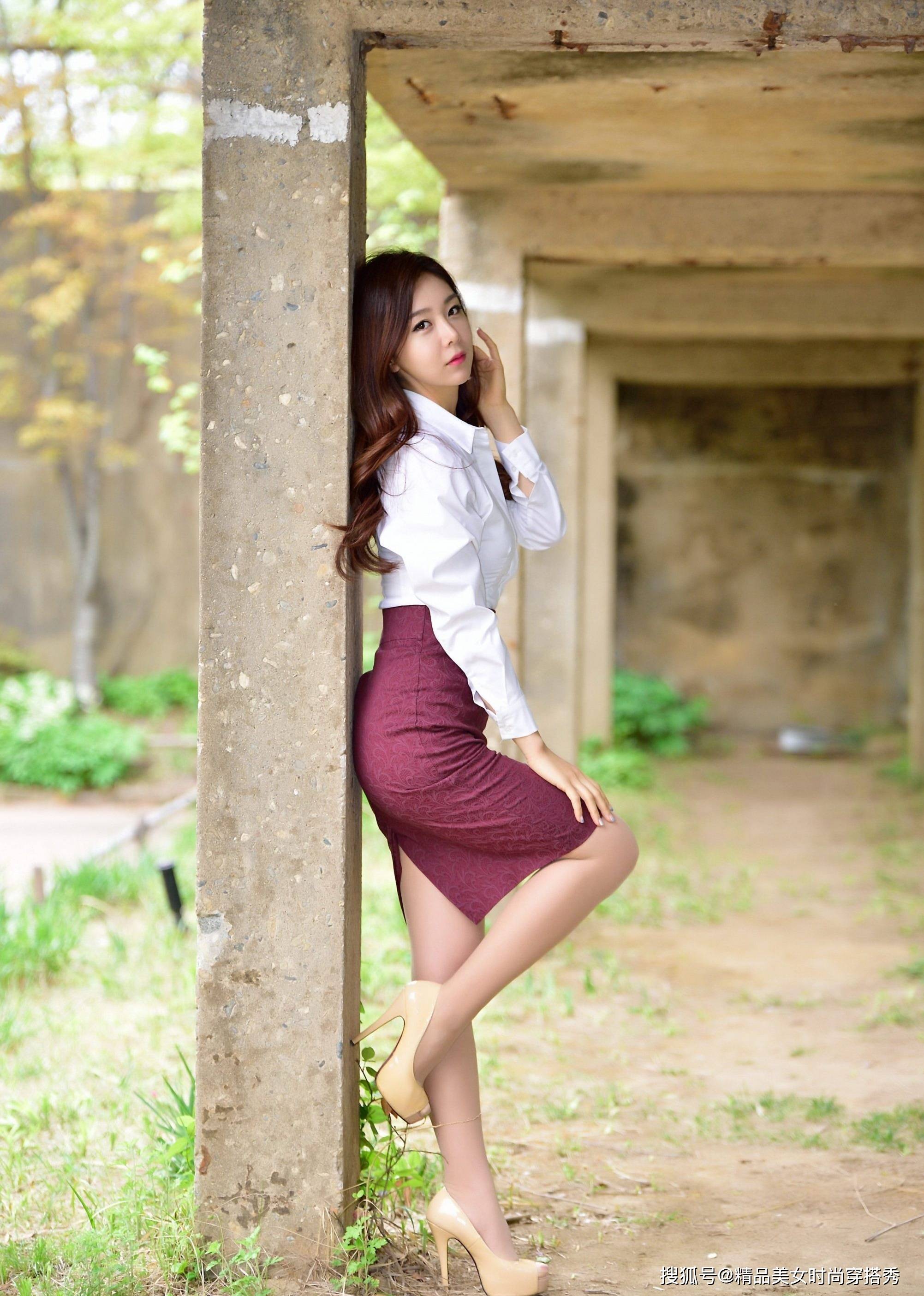 长度 白色衬衫搭配高腰的枣红色半身裙,时尚吸睛,走起路来优雅从容