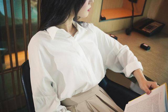 身后 百褶半身裙只要轻微地走动,就可以展现出独有的韵律