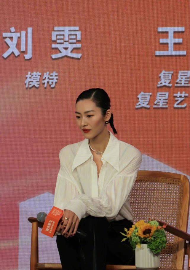 细节 明星把白衬衣又穿火了！三大女星的不同穿搭，让白衬衣“大变身”