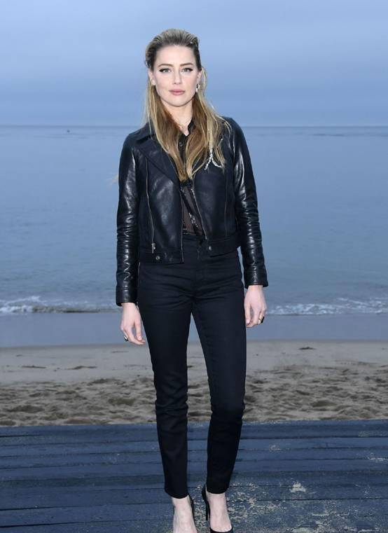 面色 艾梅伯·希尔德穿皮衣气场不要太强大,金色长发颇具王后气质