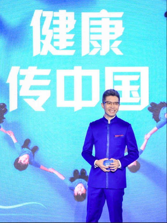 笑容高圆圆与朱广权同框直播，穿白色长裙笑容温婉，五官精致气质优雅