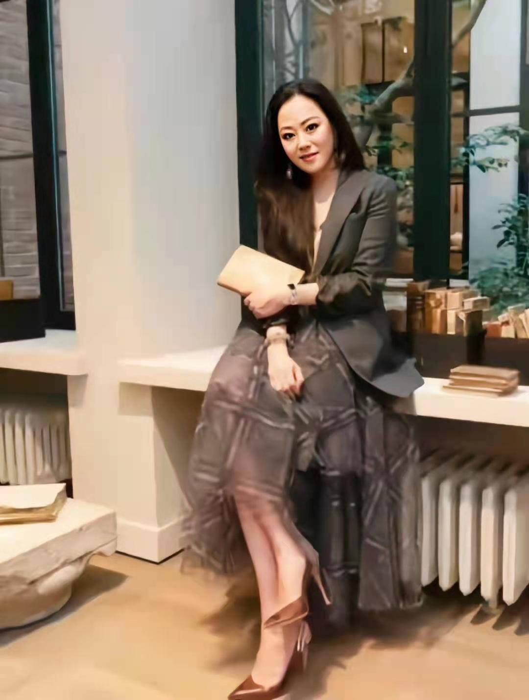 整体 章小蕙看秀挺高调，穿西装配半裙手上戴两钻戒，一看就是上流贵妇