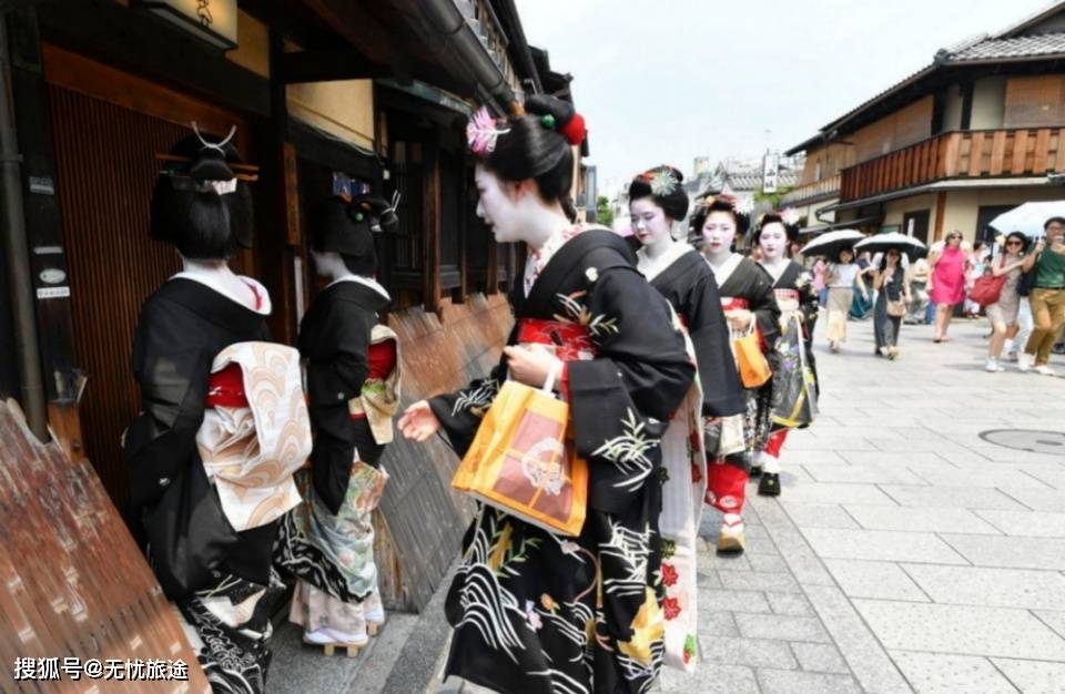 如果来日本旅行，路边有一些和服少女，记住不能随便拍照