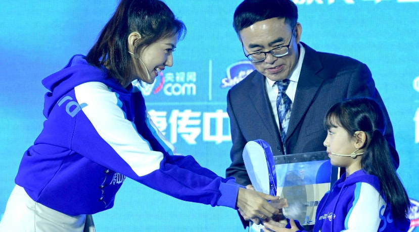 笑容高圆圆与朱广权同框直播，穿白色长裙笑容温婉，五官精致气质优雅