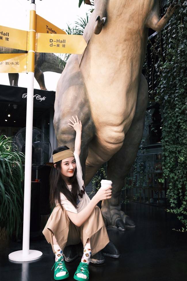 恐龙 孙佳雨清新发带写真曝光 玩转时髦少女穿搭法则