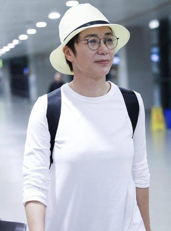 面料 蒋雯丽穿白T素颜就出门，无惧暴露真实年龄，优雅老去气质仍高级
