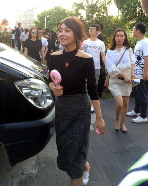 刘蓓 徐帆与刘蓓同框,同是53岁同穿“挂脖”上衣,气质却完全不同