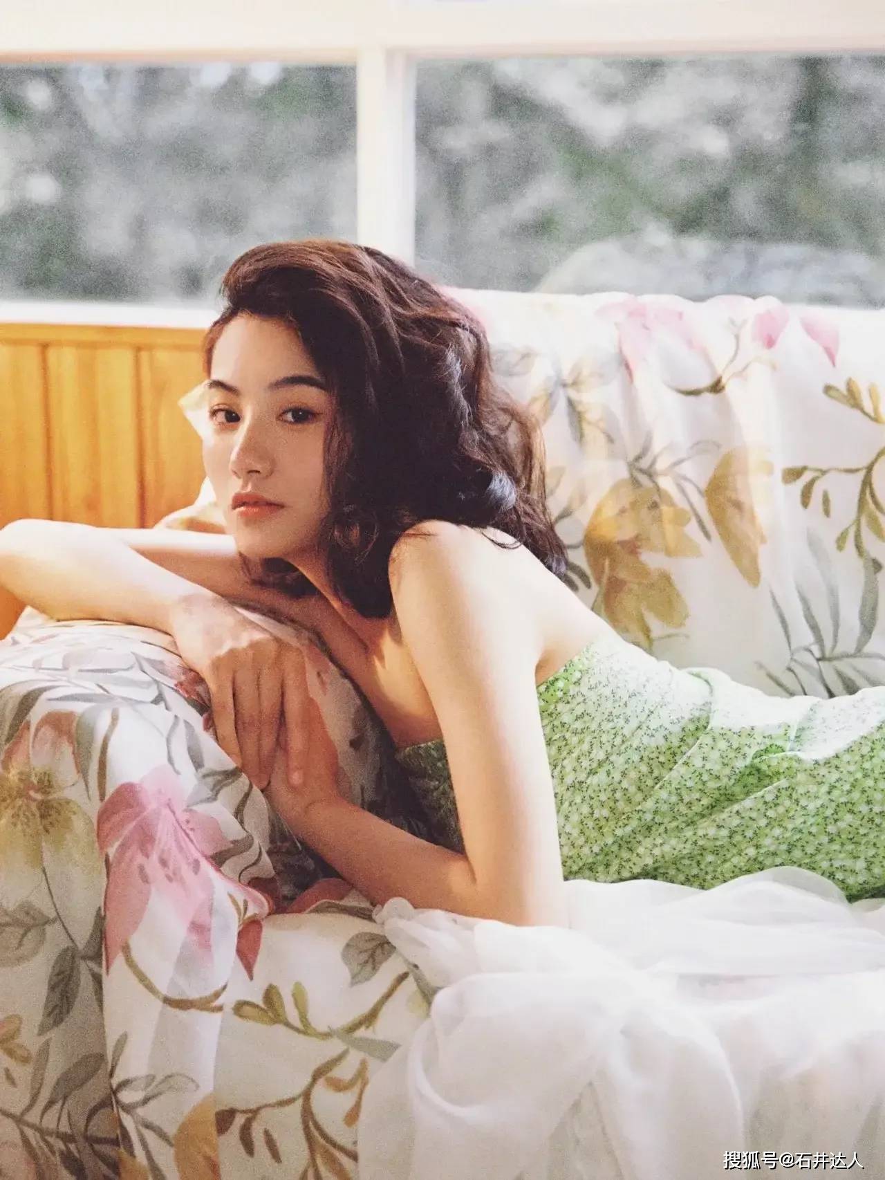 带着 复古港风的魅力就在于它的波浪短发，精致的容颜，清纯的风格