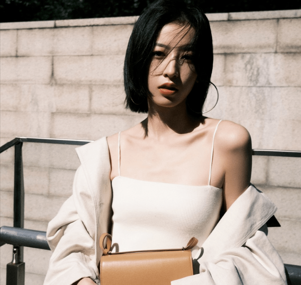 衣架子 周雨彤真的是衣架子吧？不是超模穿这么奇葩的服装居然还挺酷？