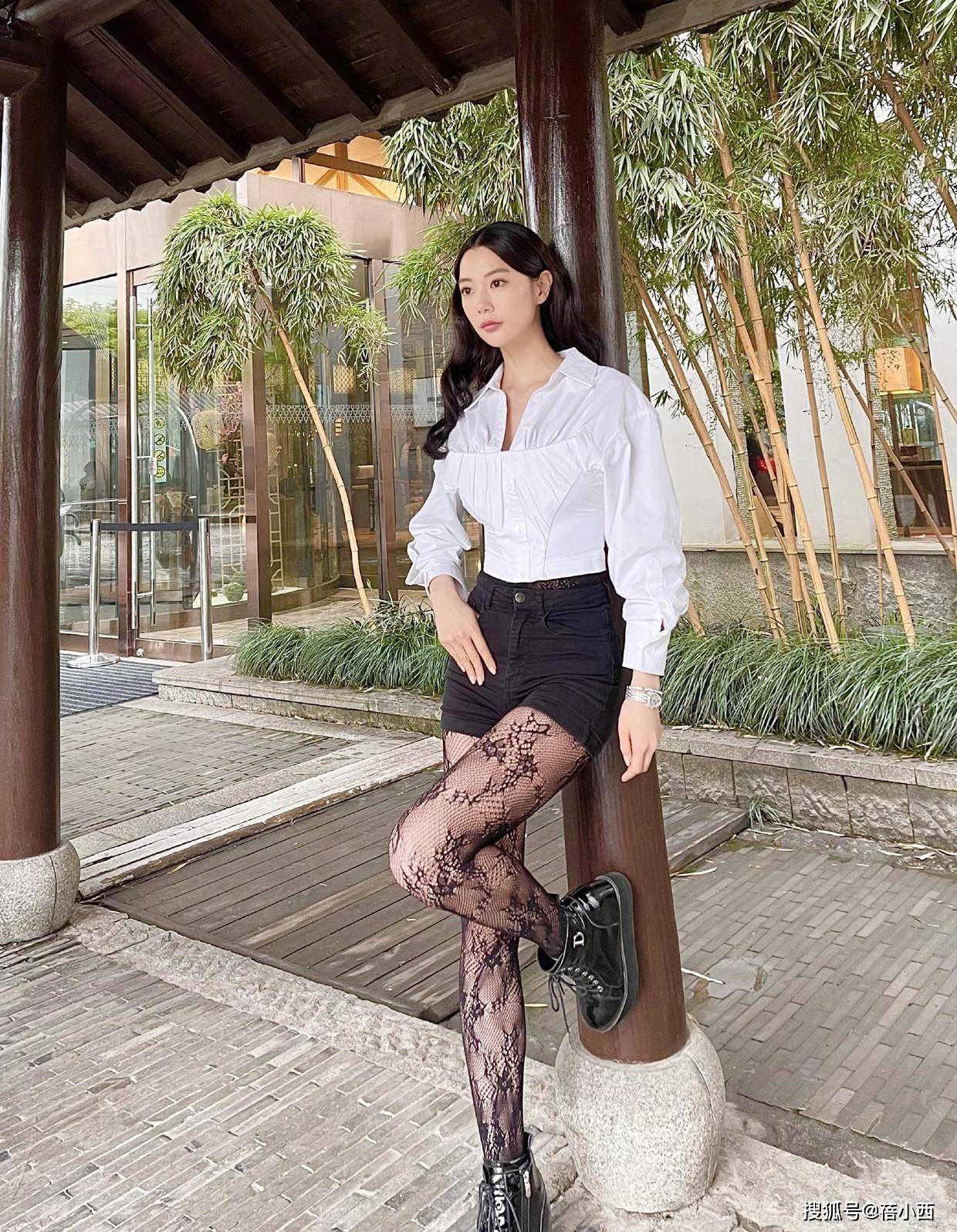 美眉 克拉拉真是“亚洲第一美女”，连土味白色紧身裙，都穿出了高级感