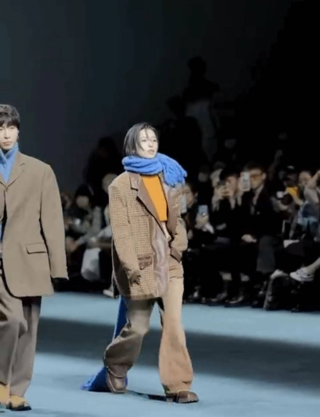 衣架子 周雨彤真的是衣架子吧？不是超模穿这么奇葩的服装居然还挺酷？