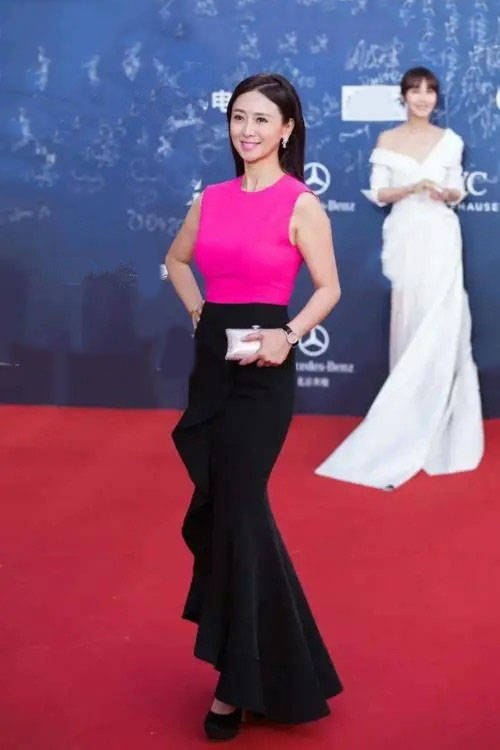 颜色 翁虹年逾知命风韵犹在，53岁肤白无皱纹，穿红色修身裙分外妖娆