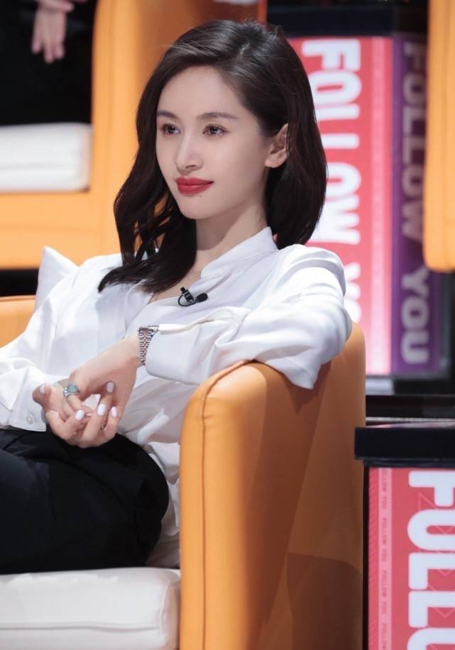 细节 明星把白衬衣又穿火了！三大女星的不同穿搭，让白衬衣“大变身”