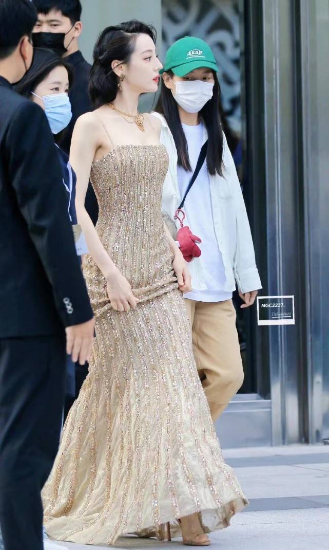 廓形 热巴靠身材赢过杨幂!穿“黄金礼服”高调亮相,美成内娱天花板