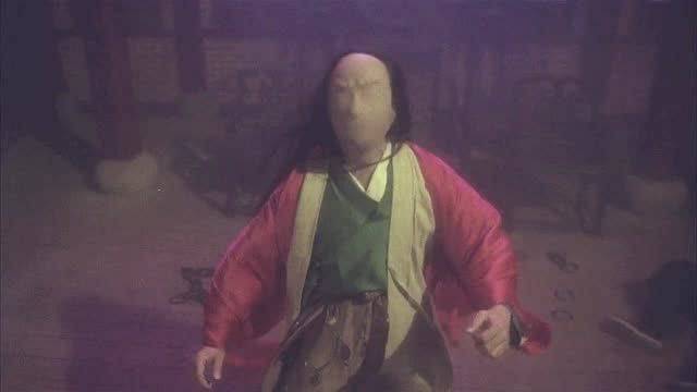 由于横贯大灯太小,显得整张脸留白太多,怎么看怎么像是周星驰电影《大